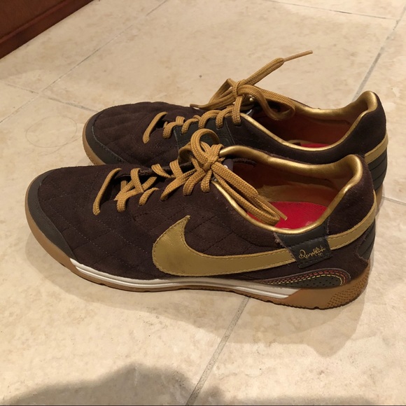 ronaldinho 10 nike shoes